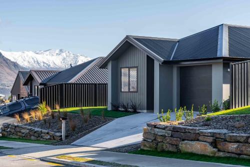 Wanaka House | Cozy Mountain View Haven: Family-Friendly 4-Star Escape