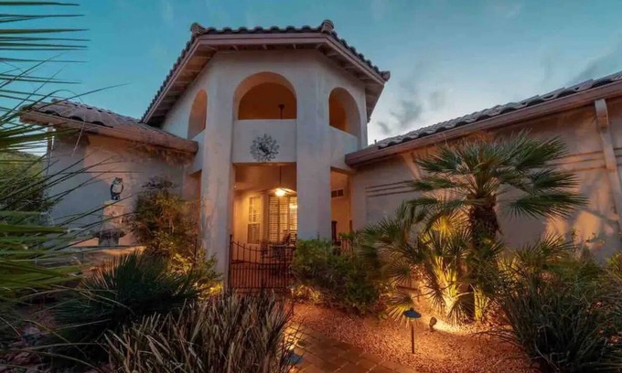 Pinnacle Hill House | Idyllic Mountain View Retreat with Heated Pool & Ocean Views