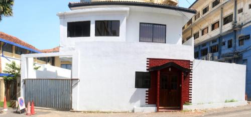 Kollupitiya House | Scenic Mountain View Holidays with Private Beach Access