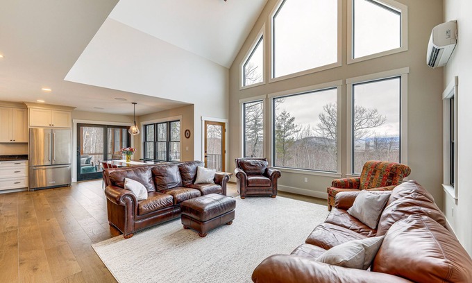 Lovell House | Scenic Stoneham Retreat with Hot Yoga Studio and Spa