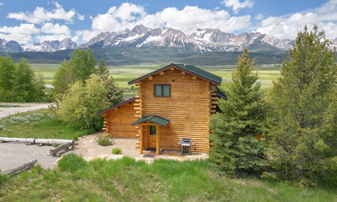 Stanley Cabin | Scenic Mountain View Home with Pet-Friendly Amenities