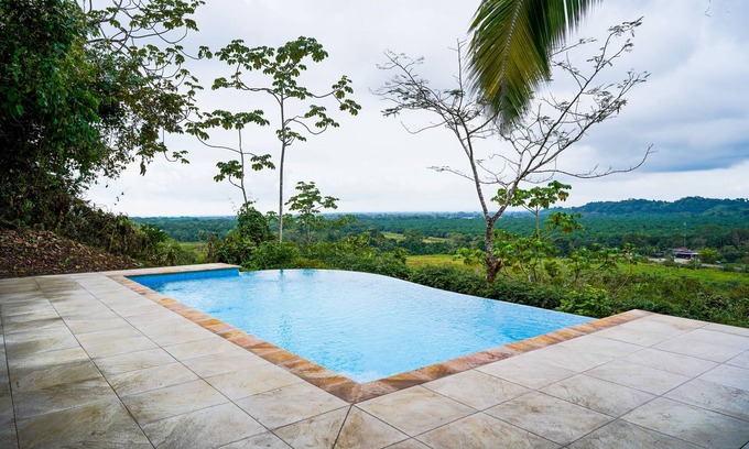 Quepos House | Scenic Mountain-View Retreat with Private Infinity Pool