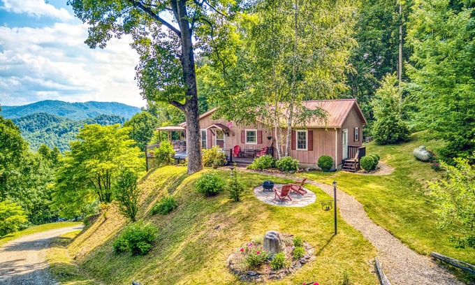 Sylva House | Inviting Mountain-View Retreat with Deck and Pet-Friendly Perks