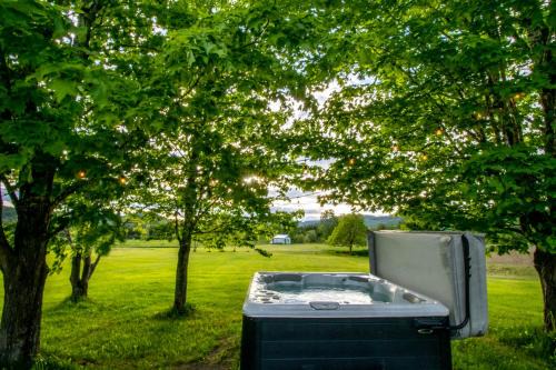 Saint-Leonard-de-Portneuf Ski Chalet | Relax at Les Chalets Tourisma - Family Retreat with Hot Tub