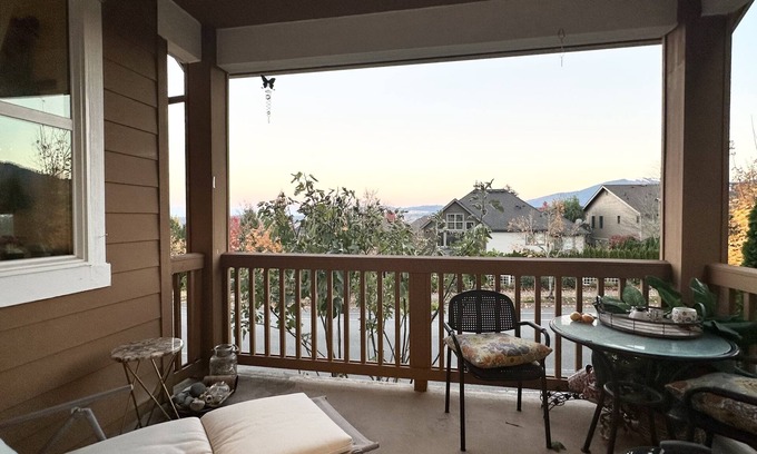 Issaquah House | Scenic Mountain View Retreat with Spa and Pet-Friendly Options