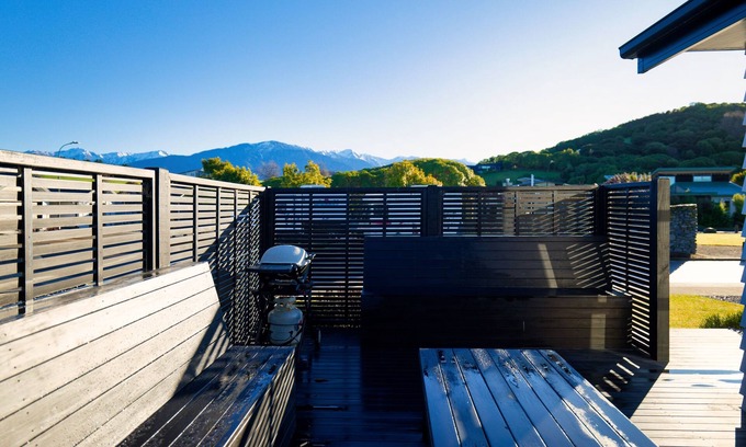 Kaikoura House | Mountain View - Kaikoura Holiday Home