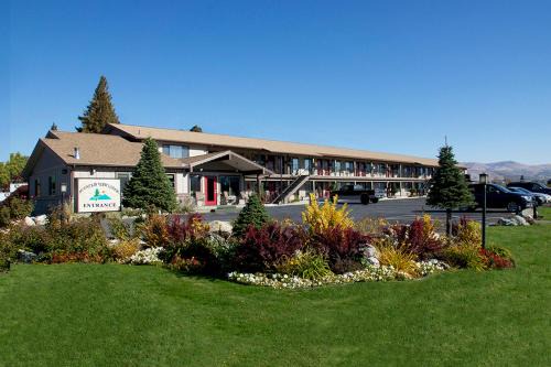 Wapato Point Hotel | Explore Mountain View Lodge: Pet-Friendly with Hot Tub & Pool