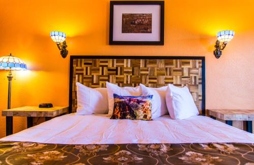 Parowan Hotel | Mountain View Lodge: Pet-Friendly Retreat with Oceanfront Pool
