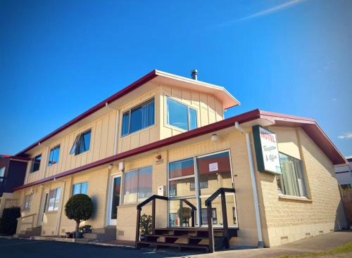 Taupo Hotel | Welcoming Mountain View Motel: Family-Friendly Retreat