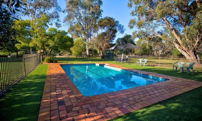 Halls Gap Hotel | Scenic Mountain View Motor Inn with Pool & Breakfast