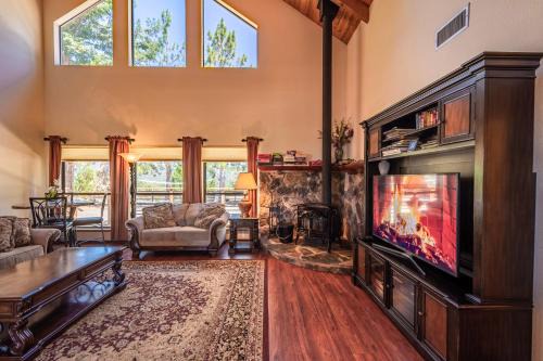Oakhurst House | Relaxing Mountain View Playhouse by Yosemite & Bass Lake