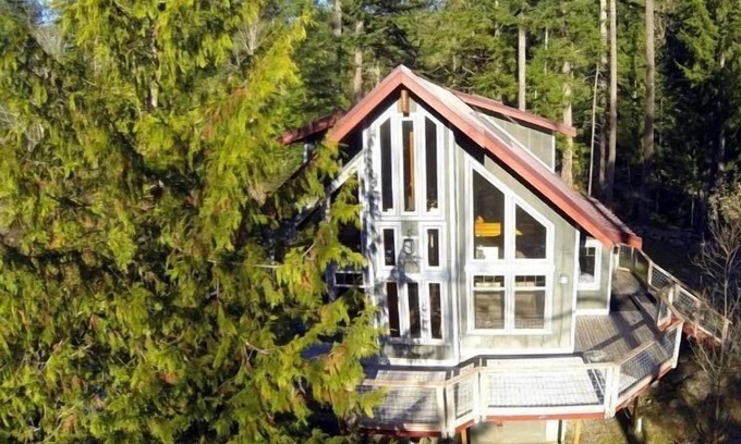 Warnick House | Family-Friendly Retreat with Mountain Views & Cozy Amenities