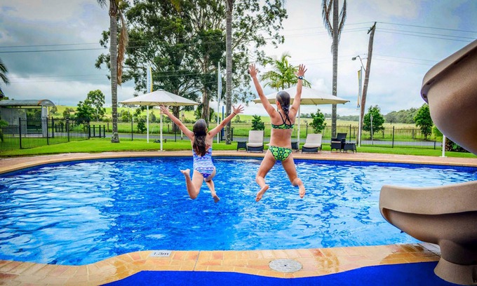 Shoalhaven Heads Hotel | Scenic Mountain View Resort: Family-Friendly with Pool & Breakfast