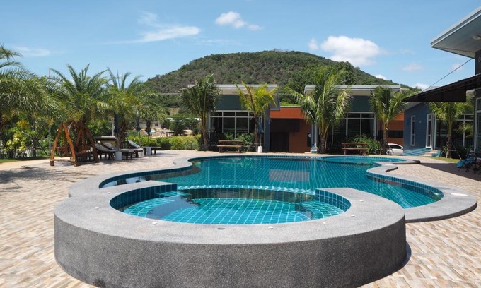 Pranburi Hotel | Scenic Mountain View Resort with Oceanfront Access