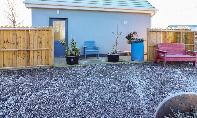 Kinvara Cottage | MOUNTAIN VIEW, romantic, with open fire in Kinvara, County Galway