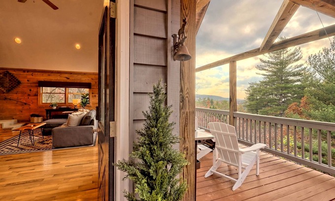 Tiger Cabin | Scenic Mountain View with Spa & Lake Burton Access