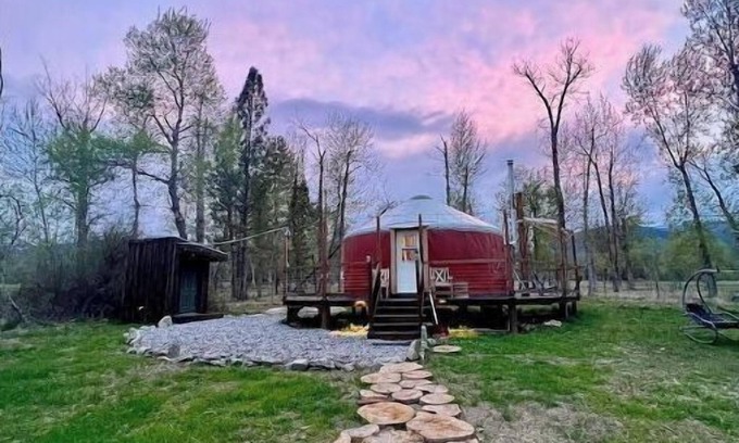 Victor Apartment | Idyllic Mountain View Yurt - Perfect for Family Retreats