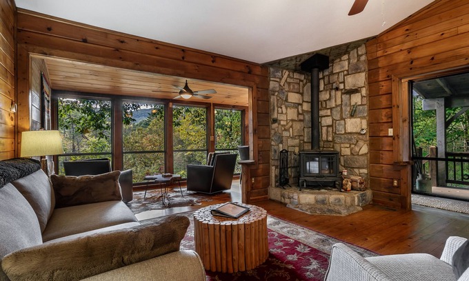 Aska Cabin | Scenic Getaway: 5 Min to Trails, Waterfalls & Lake Views