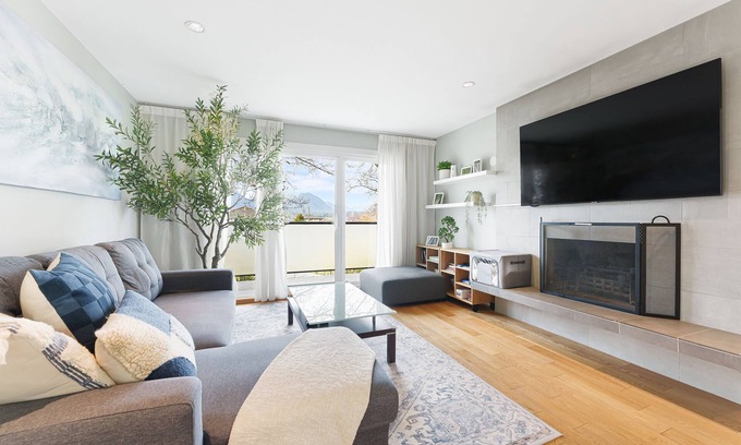 Hastings House | Stunning 6-Bedroom Retreat with Mountain Views & Hot Tub
