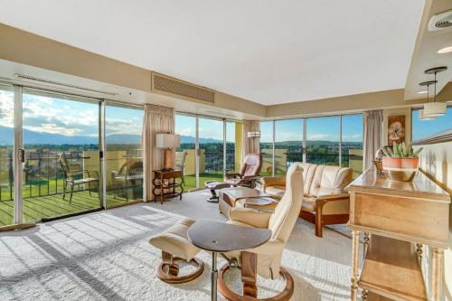 Southeast Colorado Springs Apartment | Scenic Mountain Views from L-Shaped Terrace Retreat