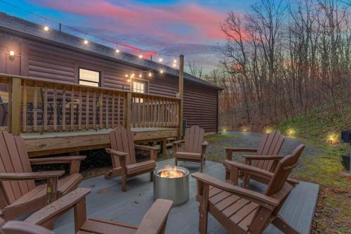 Stanley House | Serene Balk Retreat with Hot Tub & Mountain Views