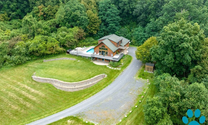 Naples House | Escape to Alpine Retreat: Cozy Chalet with Spa & Pool