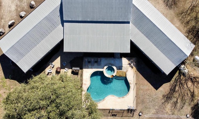 Sabinal House | Mountain Views I Pool&Hot Tub I Home for 20 Guests