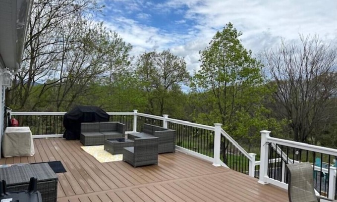 Front Royal House | Relaxing Getaway with Mountain Views in Buena Vista Farm