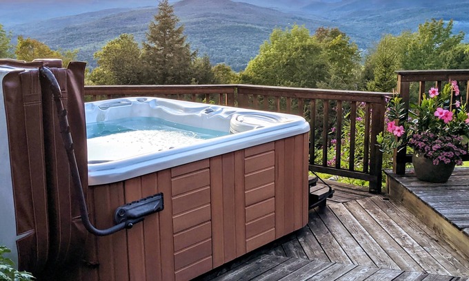 Moretown House | Ocean View Retreat with Hot Tub & 10/10 Guest Rating