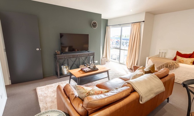 Methven Apartment | Mountain Views on Main Street - Guest Rated 10/10 with Breakfast