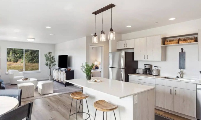 Port Townsend Apartment | Discover Breathtaking Mountain Views from the 3rd Floor