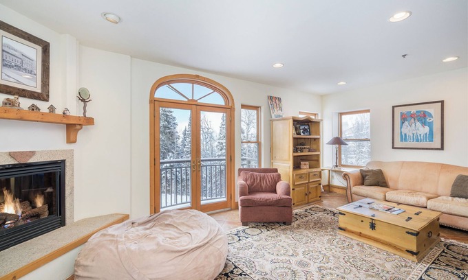 Mountain Village Condo | Scenic Mountain Retreat with Pool and Spa Amenities