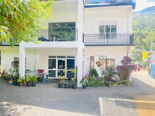 Nallathanniya Hotel | Scenic Mountain Villa Adam's Peak with Oceanfront Views