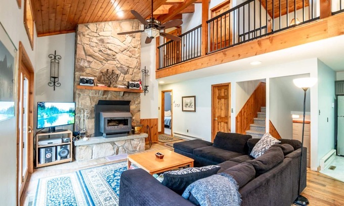 Old Timberline House | Pet-Friendly Retreat with Hot Tub & Lake Access in Mountainside