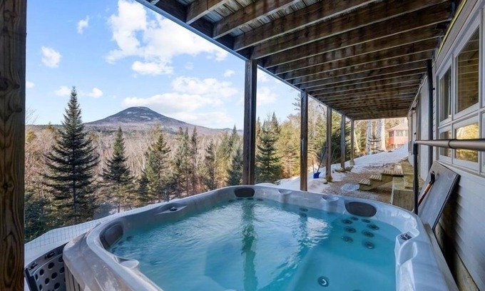 Jackson House | Pet Friendly Mountainside Retreat with Hot Tub & Scenic Views