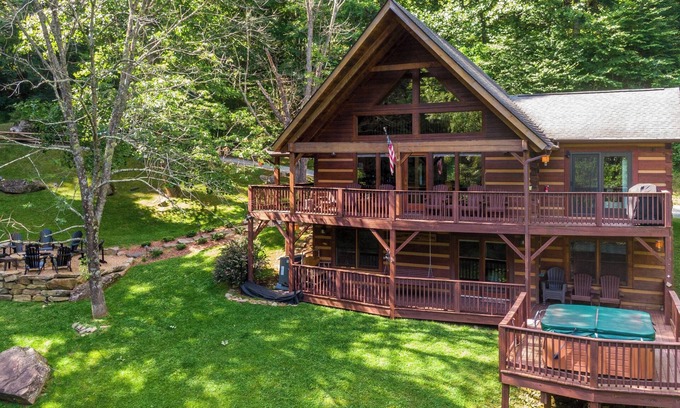 Boone Cabin | Pet-Friendly Log Cabin with Hot Tub & Scenic Views