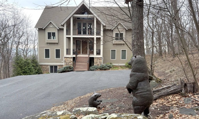 Nellysford House | Idyllic Mountaintop Lodge with Scenic Lake Views & Spa