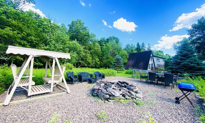 Honesdale Apartment | Mountaintop Retreat with Spa and Pet-Friendly Amenities
