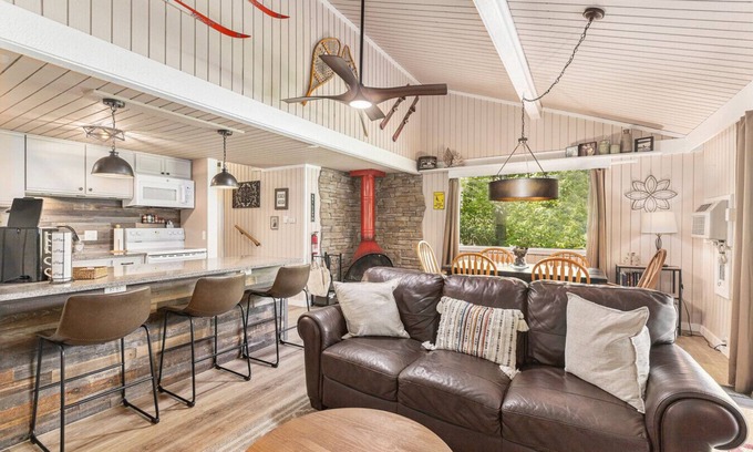 Bellaire Apartment | Unmatched Comfort at Mountainview Townhouse with Pool & Spa