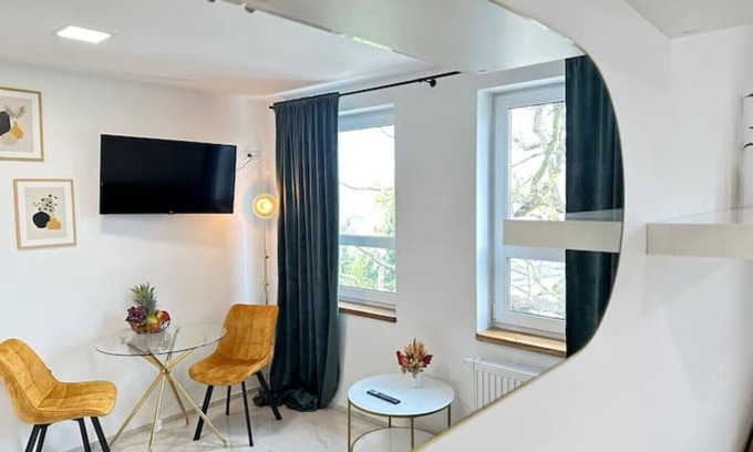 Psie Pole Apartment | Discover Moveen! Modern Urban Hideaway for Families