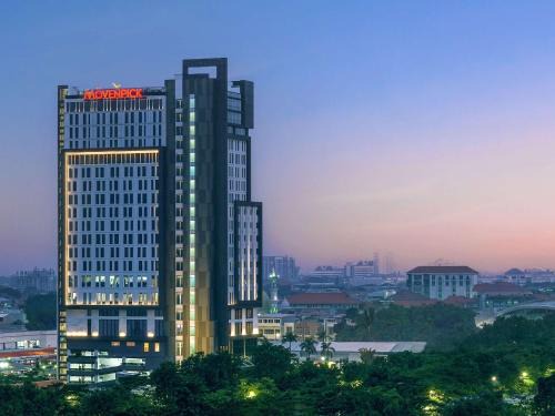 Surabaya Hotel | Elegant Movenpick Surabaya City with Pool & Hot Tub
