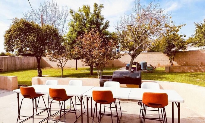 Valinda House | Family-Friendly Movie Nest with Grill & Backyard Oasis