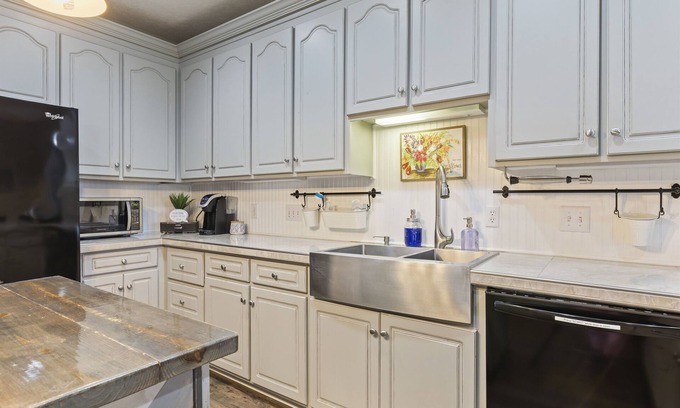 Ramer House | Exciting Movie Room & Pool Table Near Golf Course!