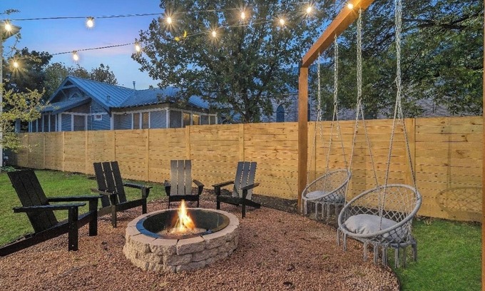 Denver Heights House | MovieTheater: King Bed, Ocean View & Steps from RiverWalk