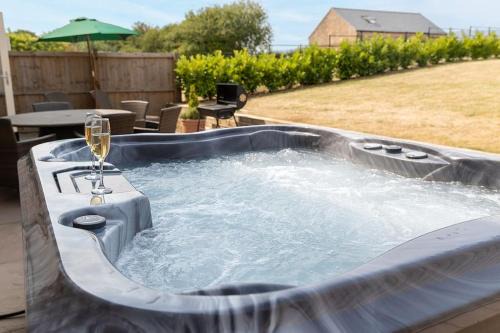 Worksop Apartment | Relax at Mowerina: Dog-Friendly Barn with Hot Tub