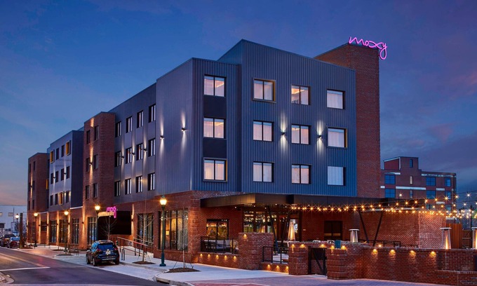 Downtown Chattanooga Hotel | Stylish Moxy Chattanooga Downtown - Top-Rated & Family-Friendly