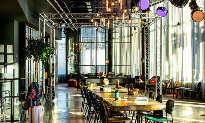 Glasgow Westend Hotel | Discover Moxy Glasgow SEC: Guest Favorite with Great Amenities