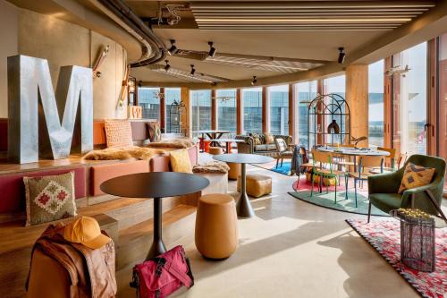 Findel Hotel | Discover Moxy Luxembourg Airport: Family-Friendly Retreat