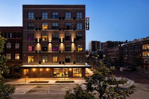 Old Market Hotel | Discover Moxy Omaha Downtown: Pet-Friendly and Modern Amenities
