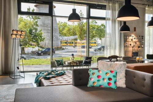Siegelberg Hotel | Modern Moxy Stuttgart Feuerbach: Pet-Friendly Comfort Awaits